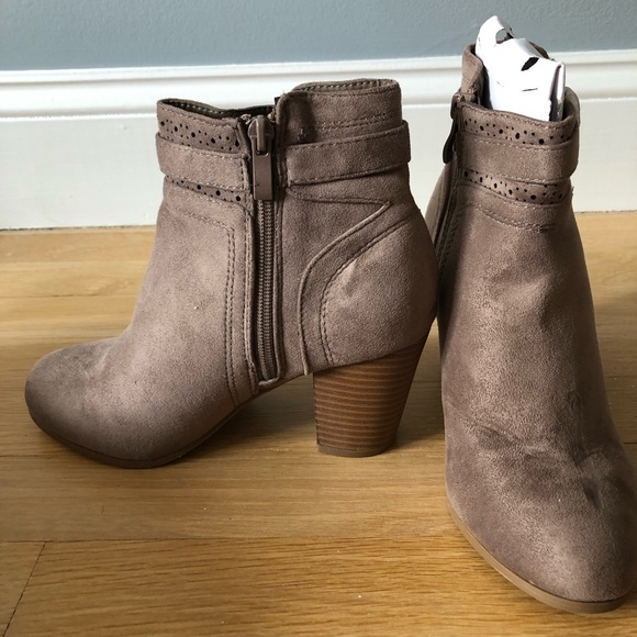 NWT Top Moda “The Nicole Bootie” Suede Ankle Booties in Taupe - Picture 2 of 7